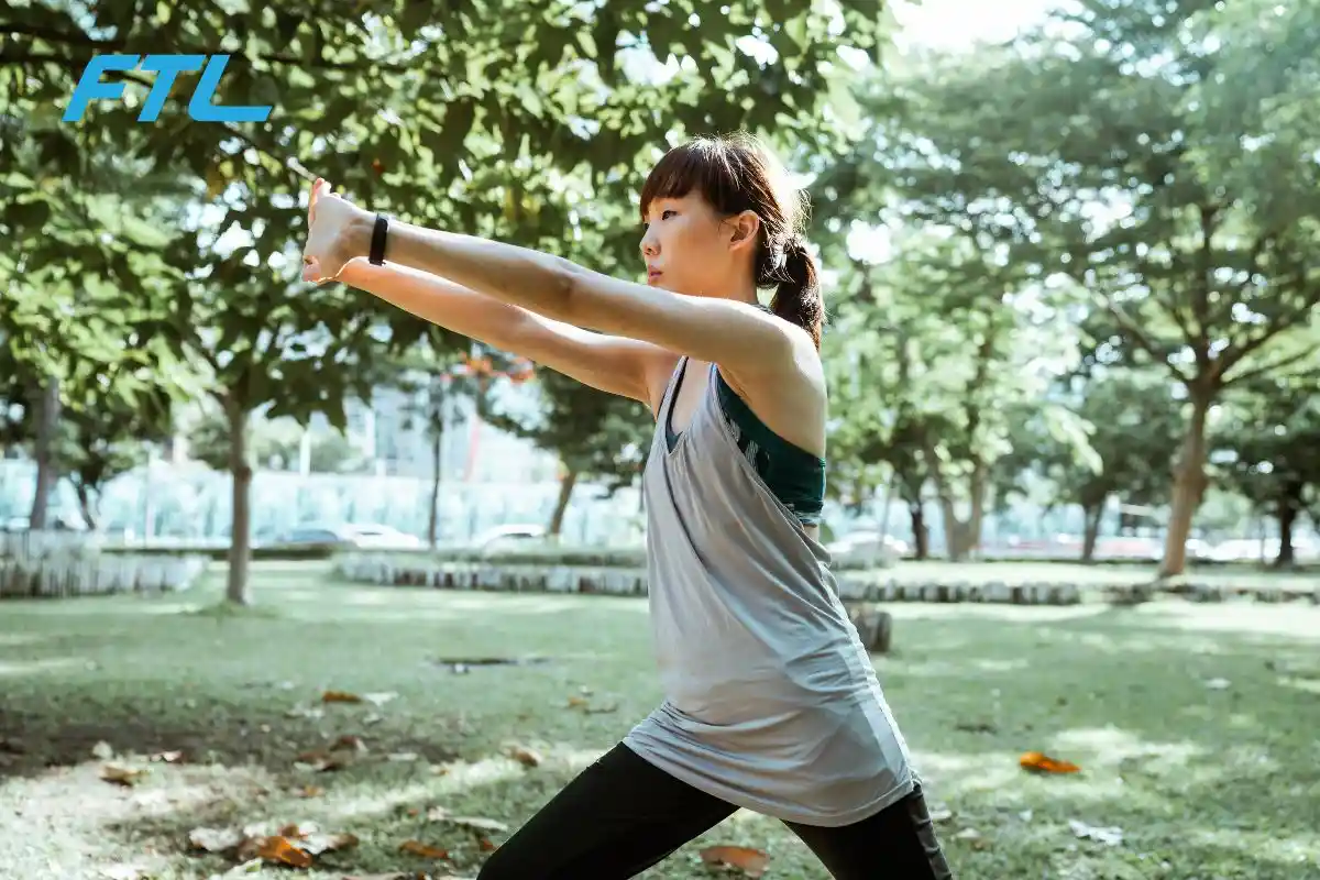 Wanita melakukan peregangan di taman