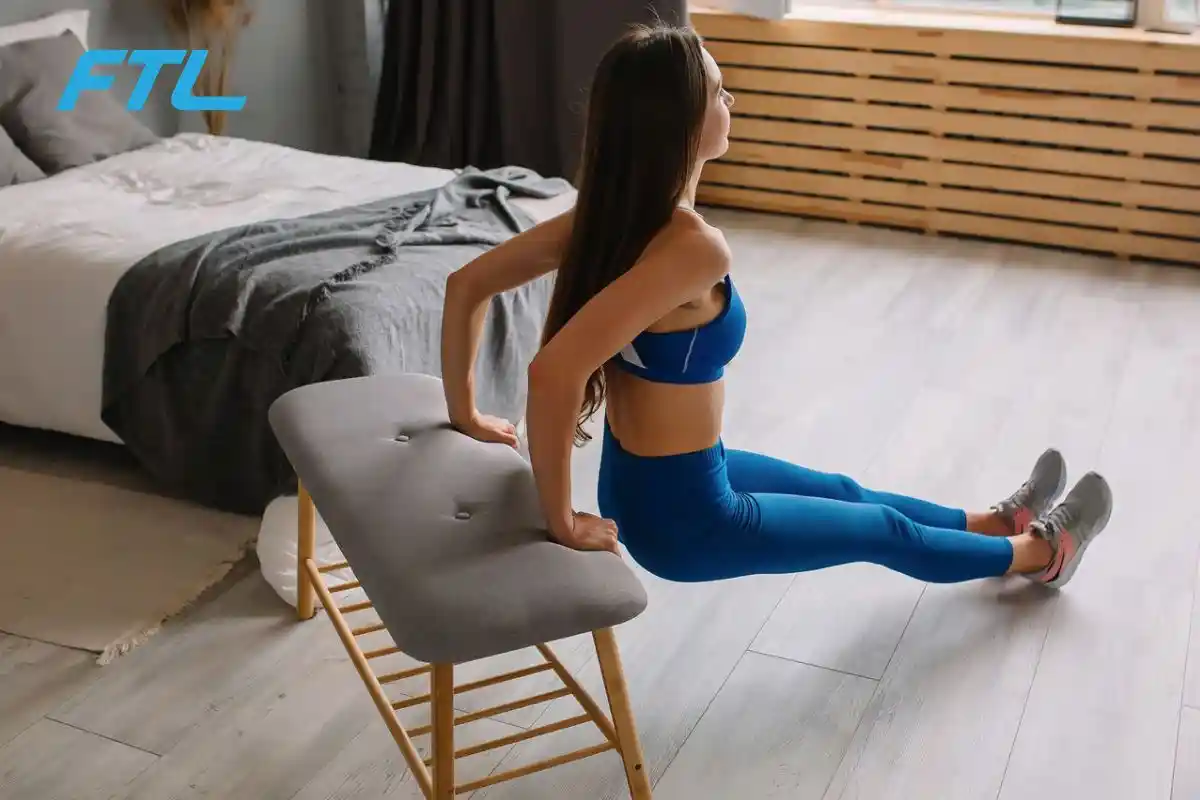 Seorang wanita melakukan triceps dips exercise di rumah