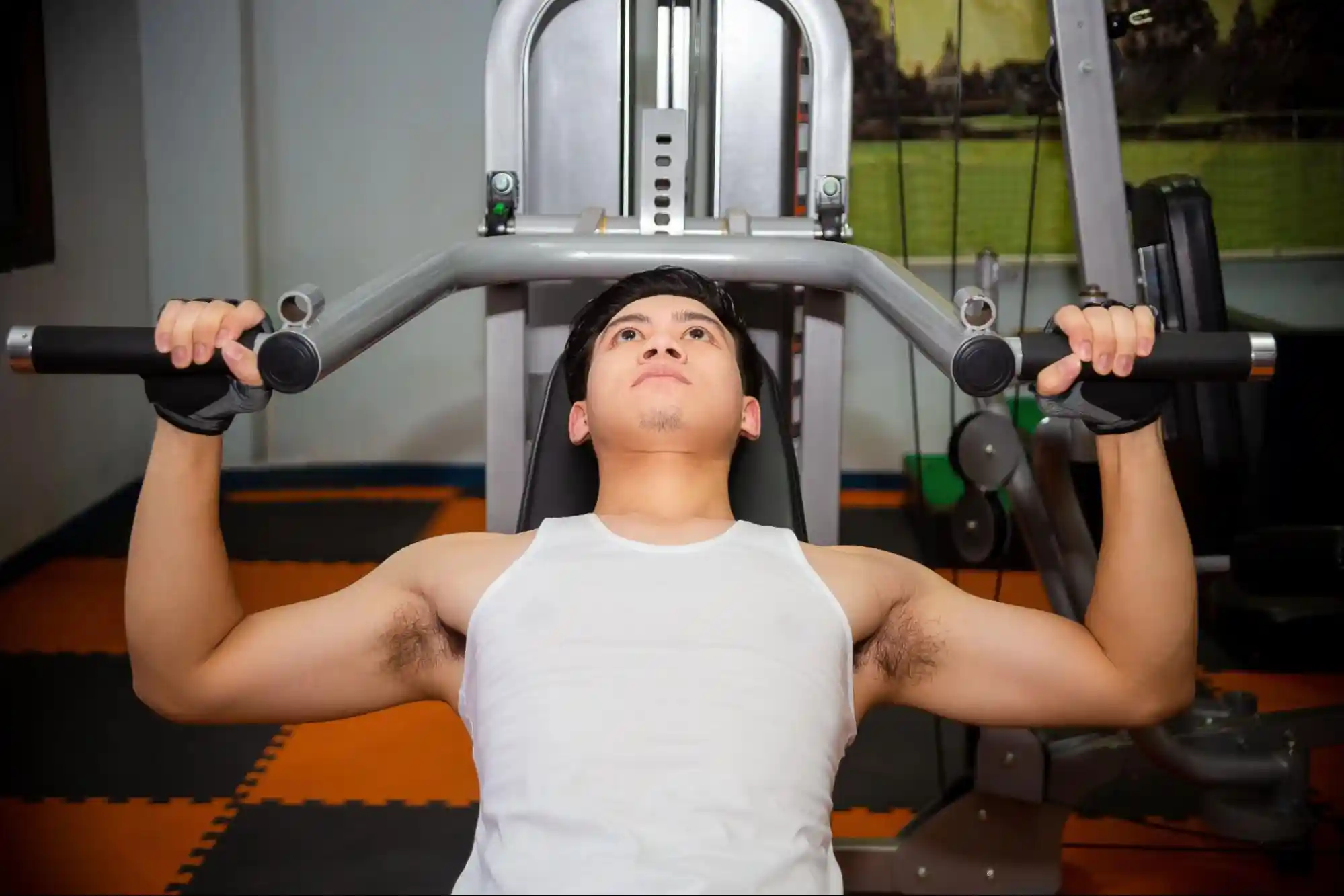 Cara melakukan chest fly exercise dengan benar