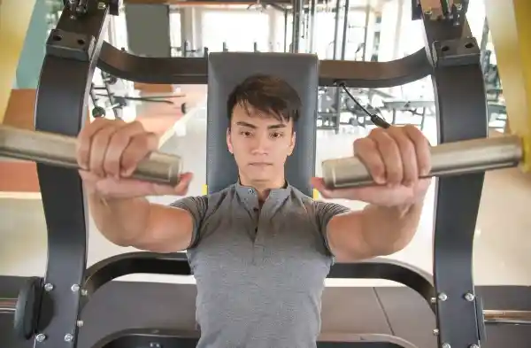 Kesalahan saat melakukan chest fly exercise